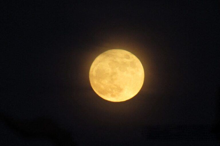 Yellow Moon Spiritual Meaning: Can something happen?