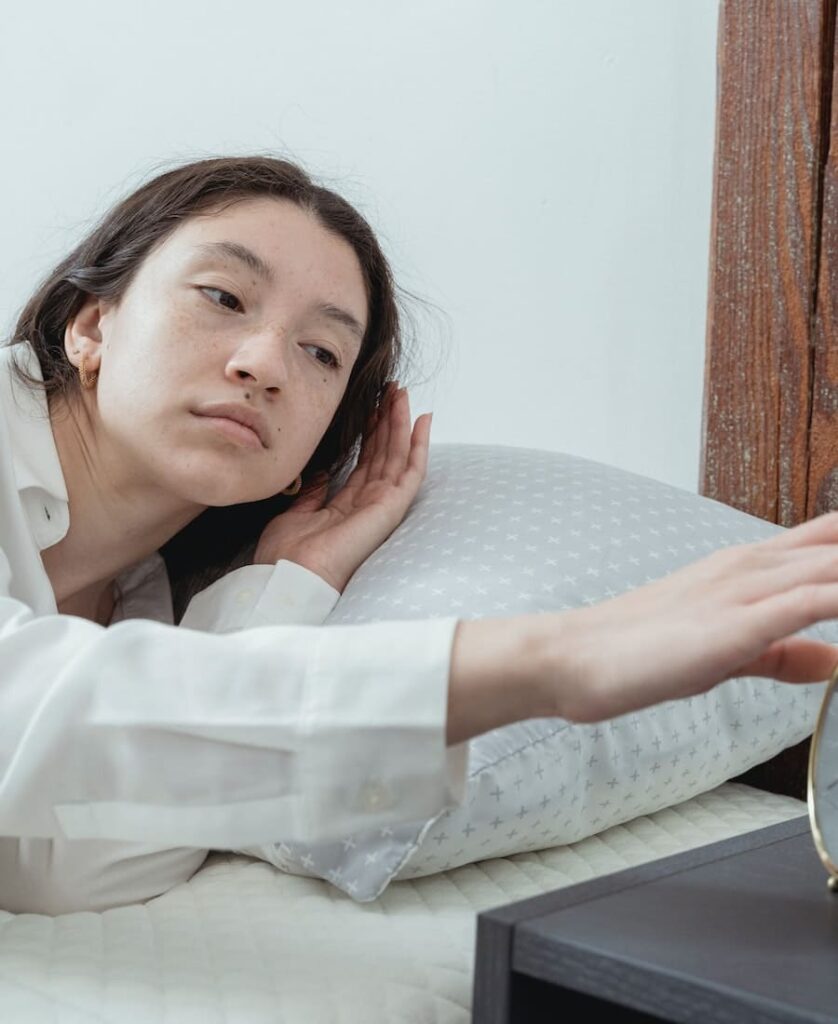 woman wakes up at 3 am and can't sleep