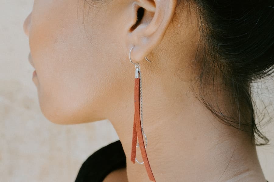 woman with ringing in the ears
