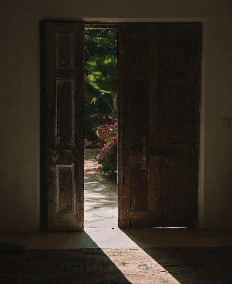 Doors Opening by Themselves Spiritual Meaning (11 Warnings)