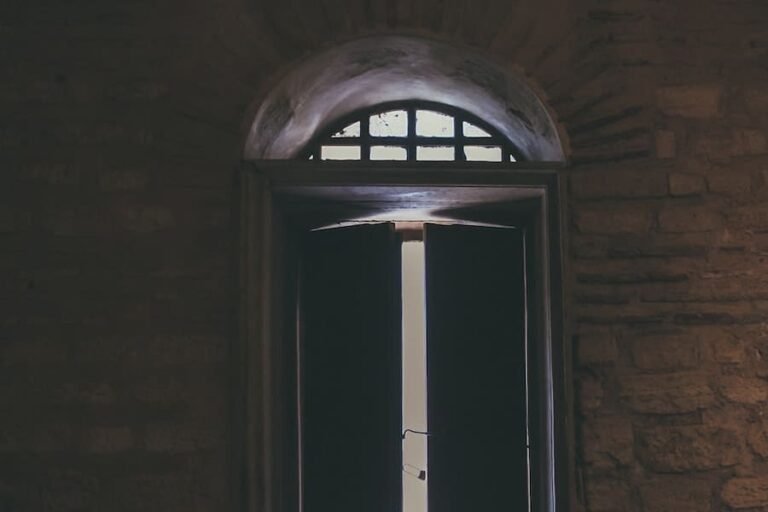 Doors Opening by Themselves Spiritual Meaning (11 Warnings)